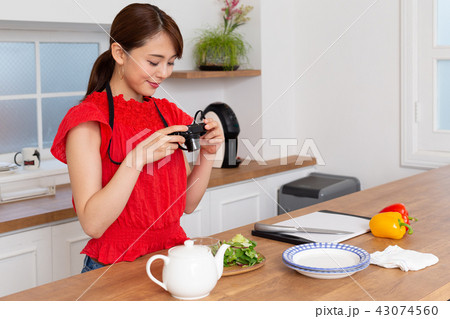 料理の写真を撮る女性 料理の写真を撮る女性 43074560