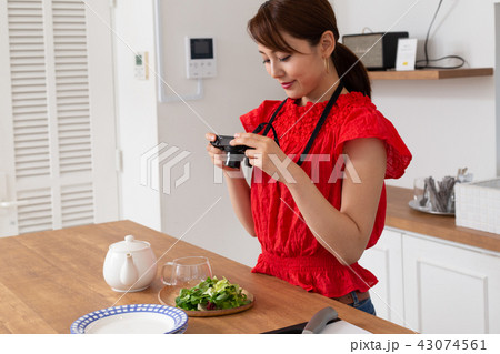 料理の写真を撮る女性 料理の写真を撮る女性 43074561