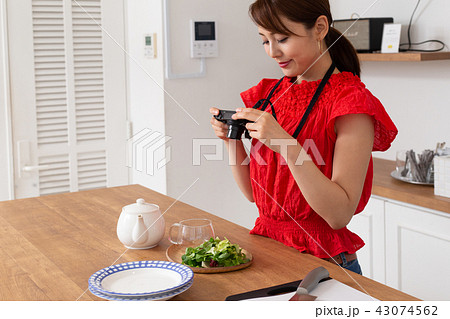 料理の写真を撮る女性 料理の写真を撮る女性 43074562