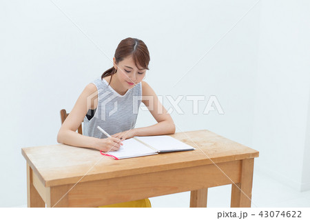 ノートに書く女性 43074622