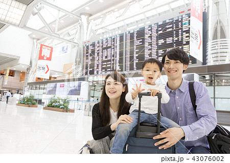空港　家族旅行　 43076002
