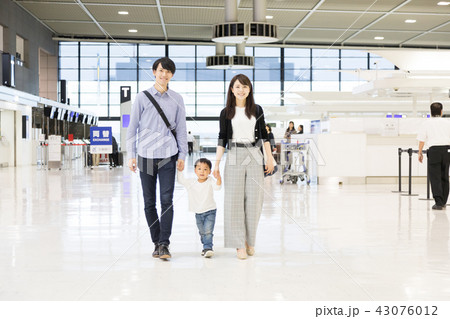 空港　家族旅行 43076012