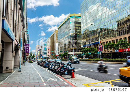 台湾台北市の街並みとビル街 台湾台北市の街並みとビル街 43076147