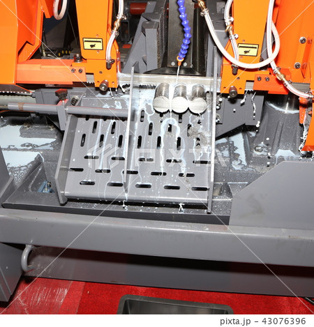Steel bar cutting by band saw machine 43076396
