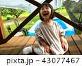 2才の女の子　ウッドデッキでの自然なポートレート 43077467