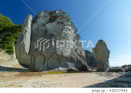 【青森県下北半島佐井村】帆掛岩：仏ヶ浦は緑色凝灰岩がつくる大小さまざまな奇岩が集まり極楽浄土の景観 43077993