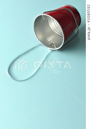 バケツをひっくり返して水がこぼれた。 43080592