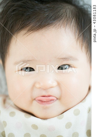 舌を出す赤ちゃんの写真素材