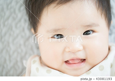 舌を出す赤ちゃん 舌を出す赤ちゃん 43081193