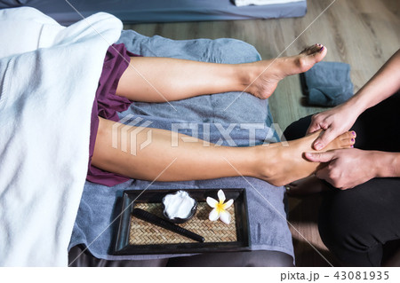Thai massage at foot in spa Thai massage at foot in spa 43081935