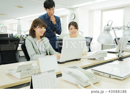 対応を話し合うチームメンバー 43088186