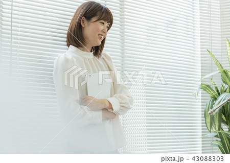窓辺に立つ女性 43088303