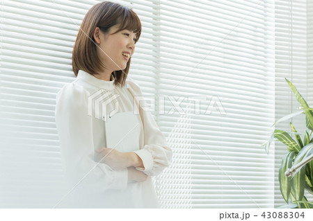 窓辺に立つ女性 43088304