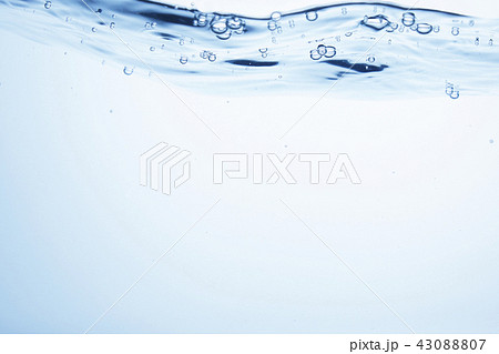 揺れる 流れる水の背景素材 気泡と水の断面 水面の写真素材