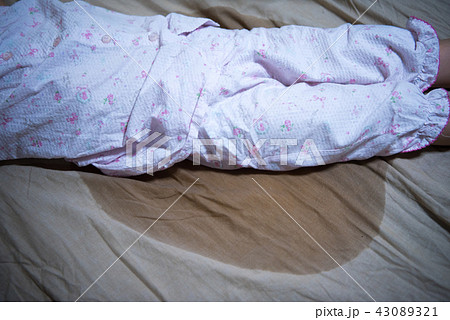 子供のおねしょ 43089321