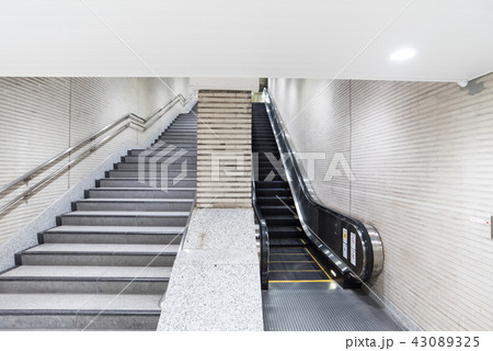 階段とエスカレーター 43089325