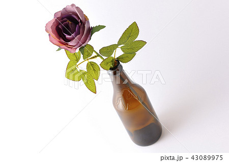 ビールの空き瓶とバラ 43089975