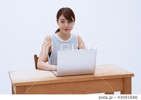 パソコンでインターネットをする女性 43091686