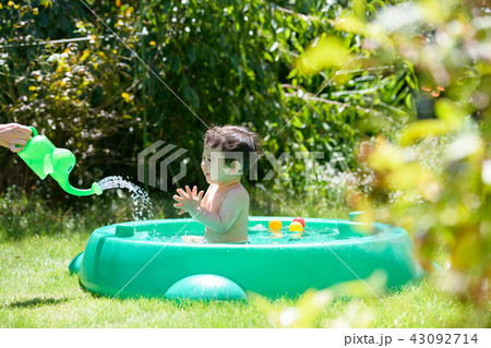 水遊びしている1歳の男の子 43092714