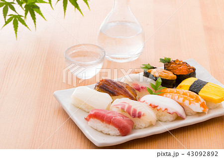 お寿司と冷酒 お寿司と冷酒 43092892