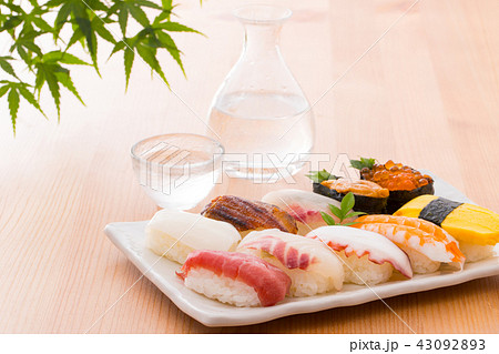 お寿司と冷酒 お寿司と冷酒 43092893