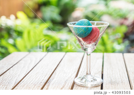 macaron on glass 43093503