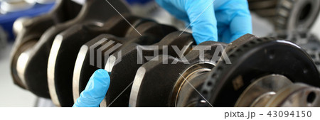 The mechanic of the service center for engine 43094150