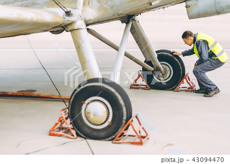 airport worker support 43094470