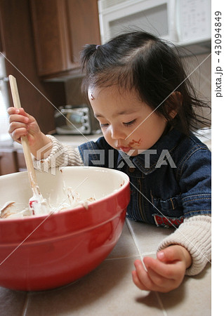 チョコレートケーキを作る女の子 チョコレートケーキを作る女の子 43094849