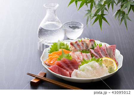 刺身の盛合せと冷酒 刺身の盛合せと冷酒 43095012