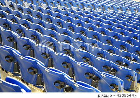 サッカースタジアムの青い座席 43095447
