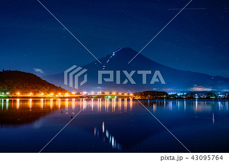 （山梨県）河口湖夜景と富士登山者の灯り 43095764