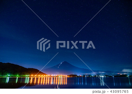 （山梨県）河口湖夜景と富士登山者の灯り 43095765