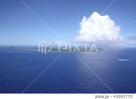太平洋戦争の激戦地、硫黄島の全景を太平洋上空から見る 太平洋戦争の激戦地、硫黄島の全景を太平洋上空から見る 43095770