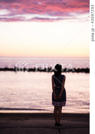 瀬波温泉海水浴場の夕日 43097293