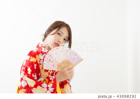 扇子を広げる女性 43098292