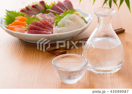 冷酒と刺身の盛合せ 43099087