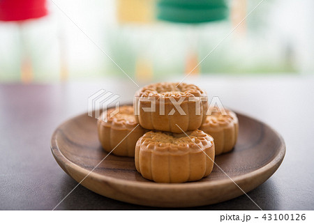 Moon cakes and Mid-Autumn Festival lanterns Moon cakes and Mid-Autumn Festival lanterns 43100126