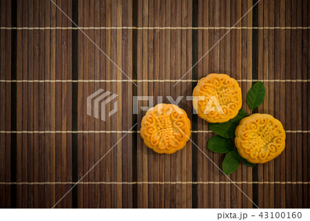 Top down mooncakes on bamboo mat with copy space 43100160