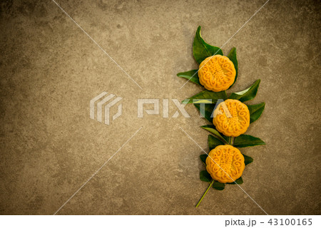 Mooncakes with copy space 43100165