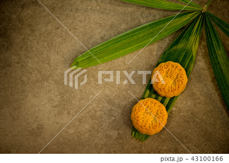 Moon cakes on low light background with copy space Moon cakes on low light background with copy space 43100166