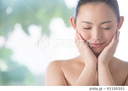 スキンケア ビューティー 若い日本人女性 スキンケア ビューティー 若い日本人女性 43100301