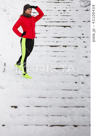 Woman wearing sportswear exercising during winter Woman wearing sportswear exercising during winter 43100439