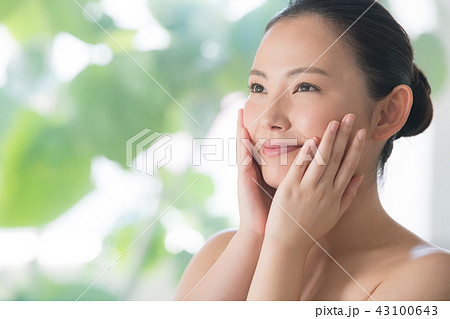 スキンケアをする若い日本人女性 43100643