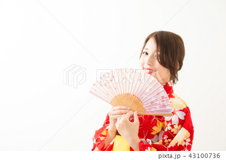 扇子を広げる女性 43100736