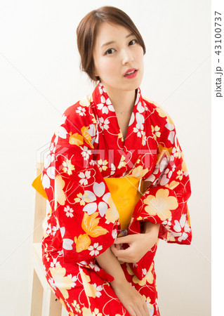 座る浴衣の女性 43100737
