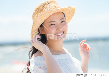 麦わら帽子の若い女性　ビーチリゾート 43100770