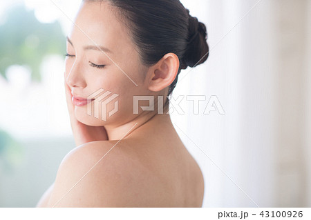スキンケア ビューティー 若い日本人女性 スキンケア ビューティー 若い日本人女性 43100926