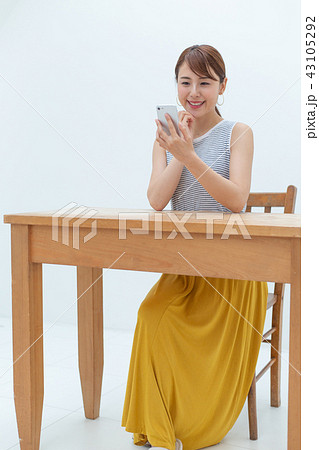 スマホを見て喜ぶ若い女性 スマホを見て喜ぶ若い女性 43105292