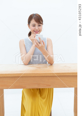 スマホを見て喜ぶ若い女性 43105293